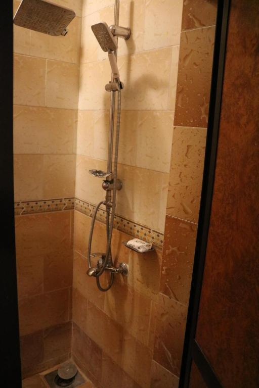 Un baño de Wake Up! Cairo Hostel