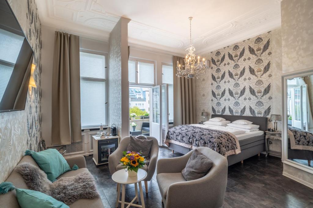 una camera d'albergo con un letto e due sedie di Hotel Augusta Am Kurfürstendamm a Berlino