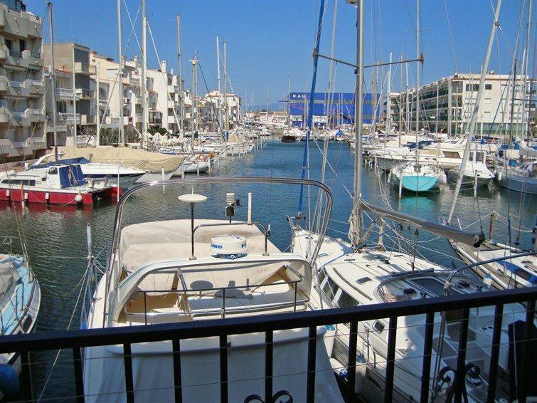 un grupo de barcos atracados en un puerto en Marina Residencial en Ampuriabrava