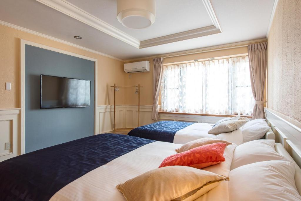 Postel nebo postele na pokoji v ubytování Enoca Hotel