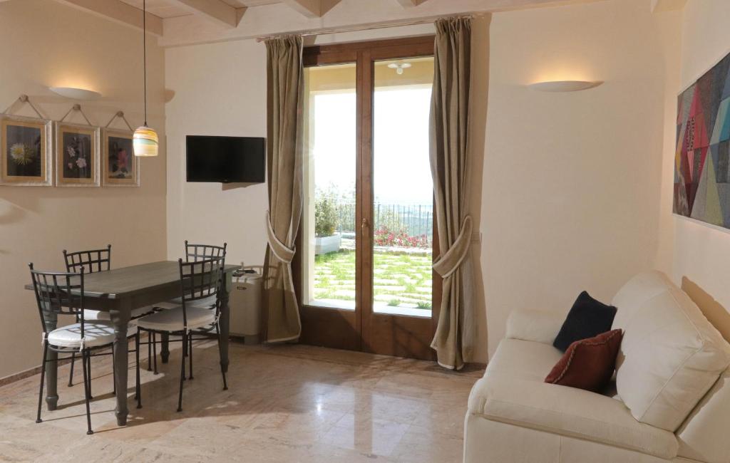 ein Wohnzimmer mit einem Tisch und einem Sofa in der Unterkunft Casa Vacanze Squarcialupi in Castellina in Chianti