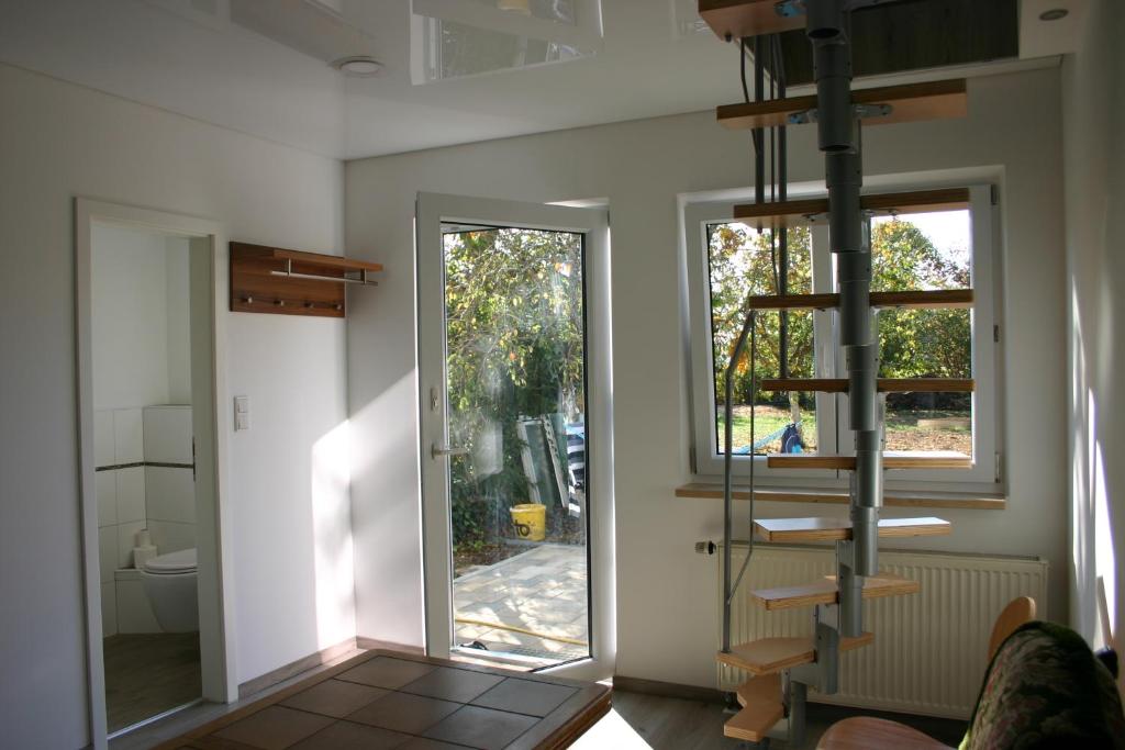 Zimmer mit einer Wendeltreppe und einem Fenster in der Unterkunft Stumpf Verpachtung Gbr in Treuchtlingen