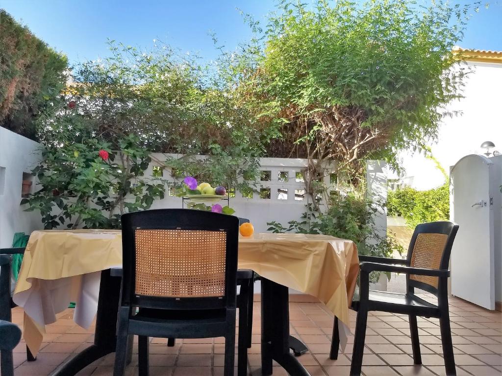 una mesa con un mantel amarillo en el patio en Casa Miel en Islantilla