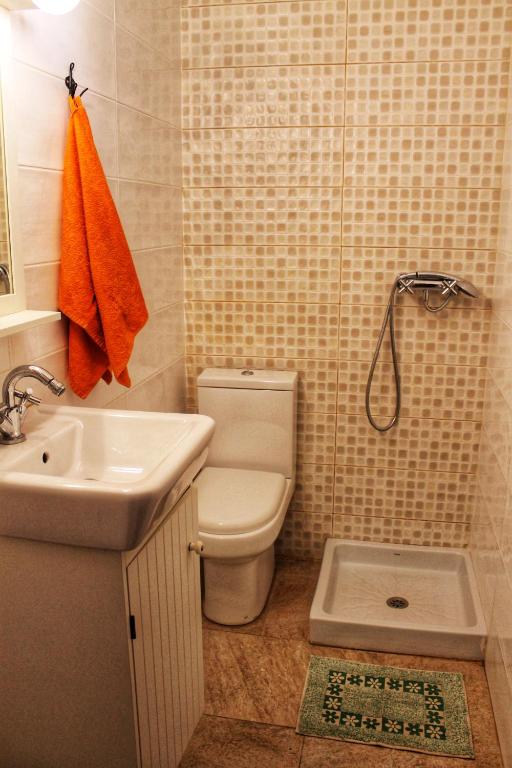 A bathroom at apartment a stone's throw from Santa Barbara