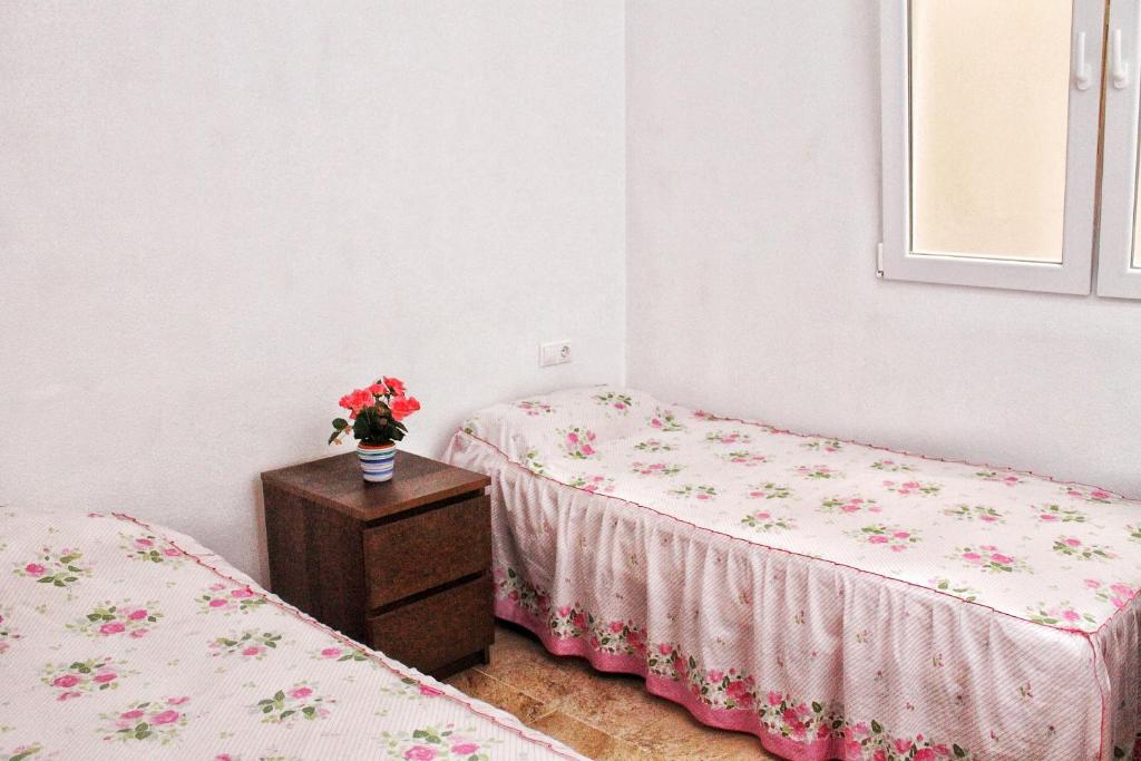 A bed or beds in a room at apartment a stone's throw from Santa Barbara