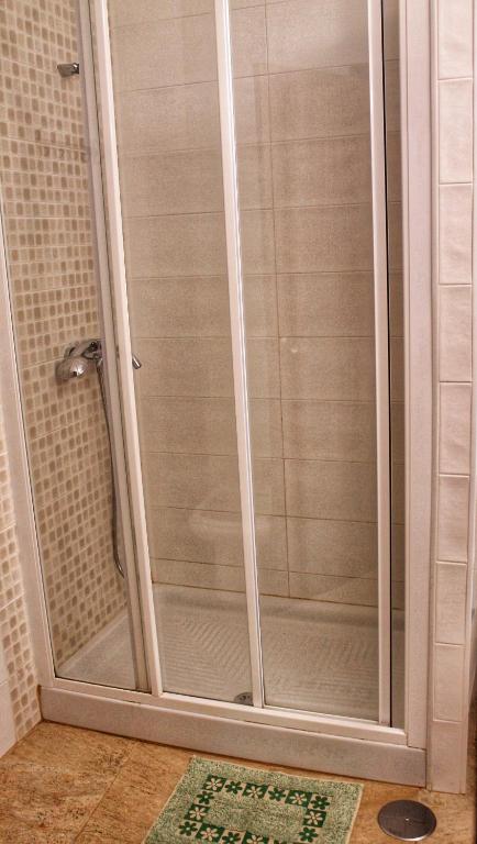 A bathroom at apartment a stone's throw from Santa Barbara
