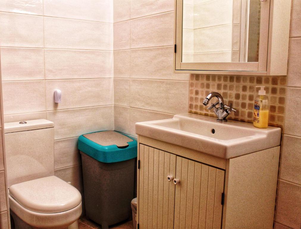 A bathroom at apartment a stone's throw from Santa Barbara