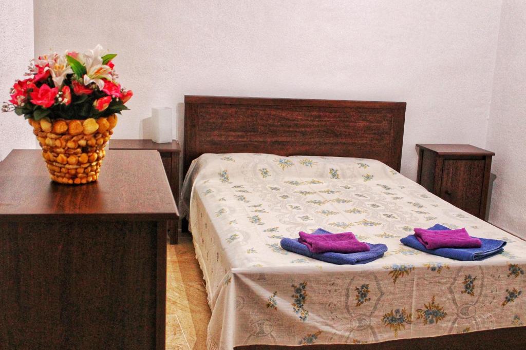 A bed or beds in a room at apartment a stone's throw from Santa Barbara