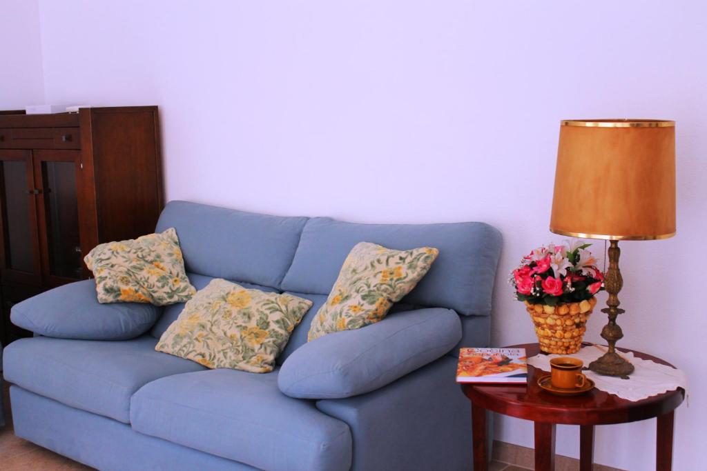 A seating area at apartment a stone's throw from Santa Barbara