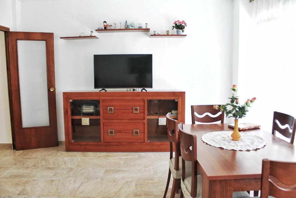 A television and/or entertainment centre at apartment a stone's throw from Santa Barbara
