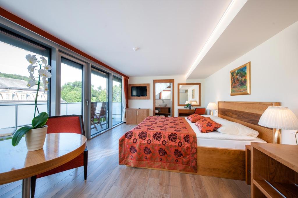 Postel nebo postele na pokoji v ubytování Grand Hotel Donat Superior & Wellness Center