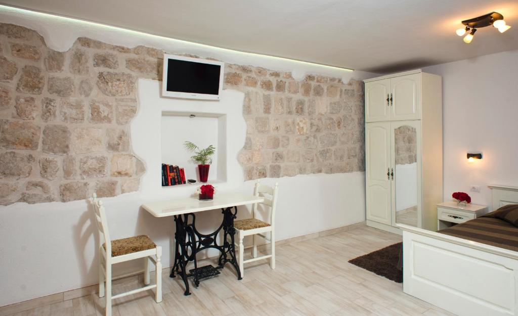 Televízia a/alebo spoločenská miestnosť v ubytovaní Bokun Guesthouse