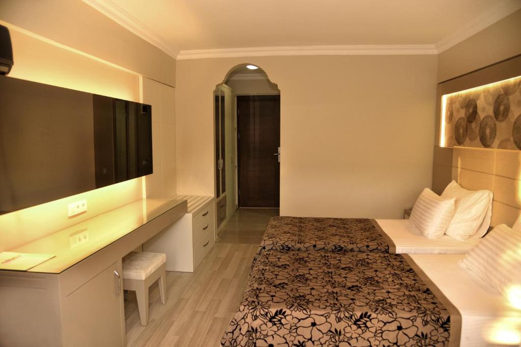 Postel nebo postele na pokoji v ubytování Mendos Garden Exclusive Hotel Fethiye