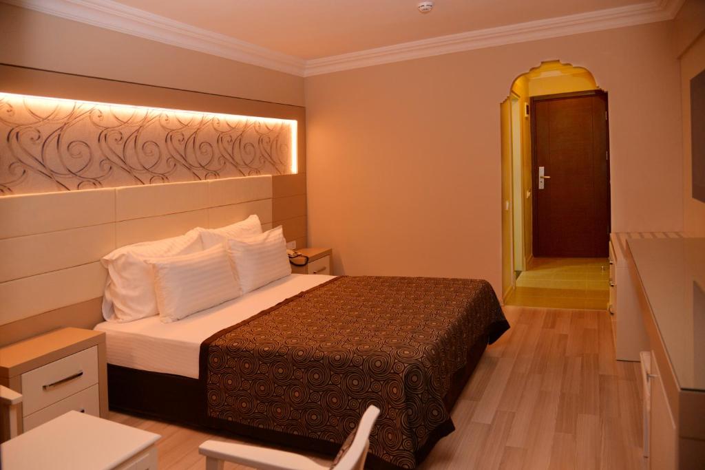 Postel nebo postele na pokoji v ubytování Mendos Garden Exclusive Hotel Fethiye