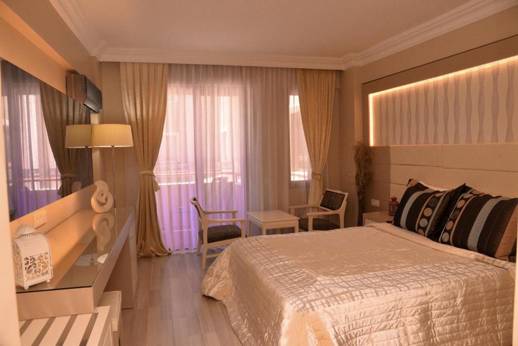 Postel nebo postele na pokoji v ubytování Mendos Garden Exclusive Hotel Fethiye
