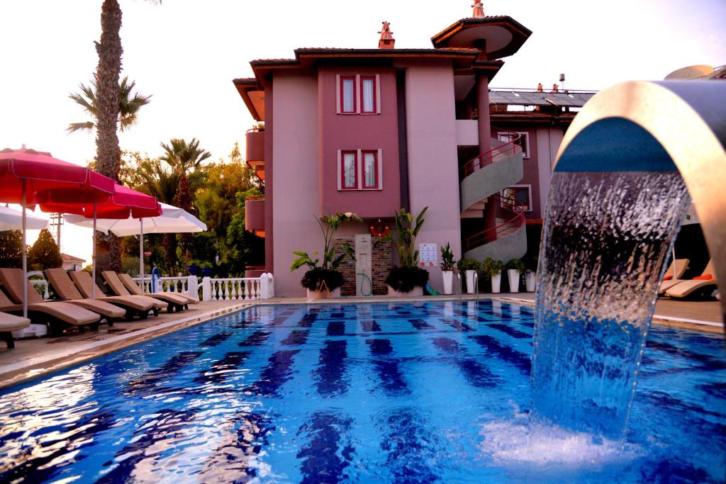 Bazén v ubytování Mendos Garden Exclusive Hotel Fethiye nebo v jeho okolí