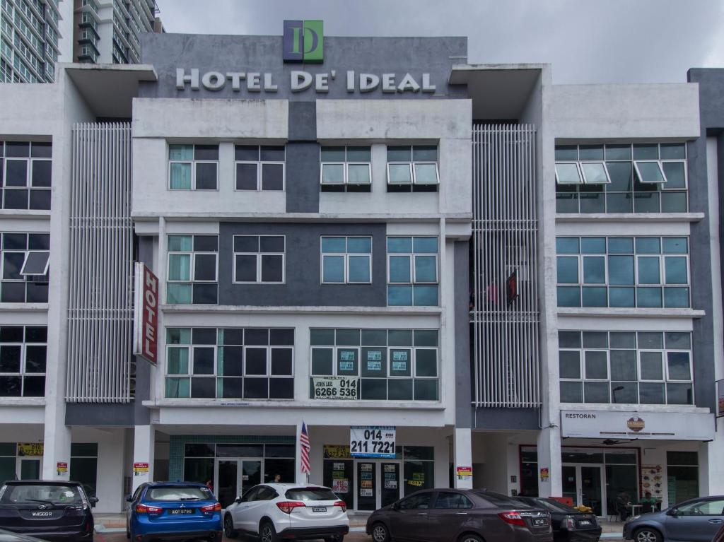 un hotel de la zona con coches estacionados frente a él en Fumah Hotel Jalan Kuching en Kuala Lumpur