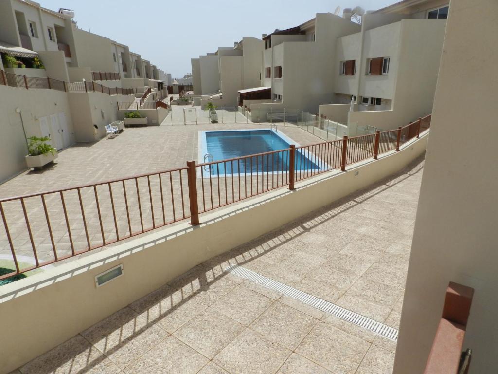 Vom Balkon eines Apartments genießen Sie Poolblick. in der Unterkunft Los Cristianos 4 Bed Townhouse in Los Cristianos