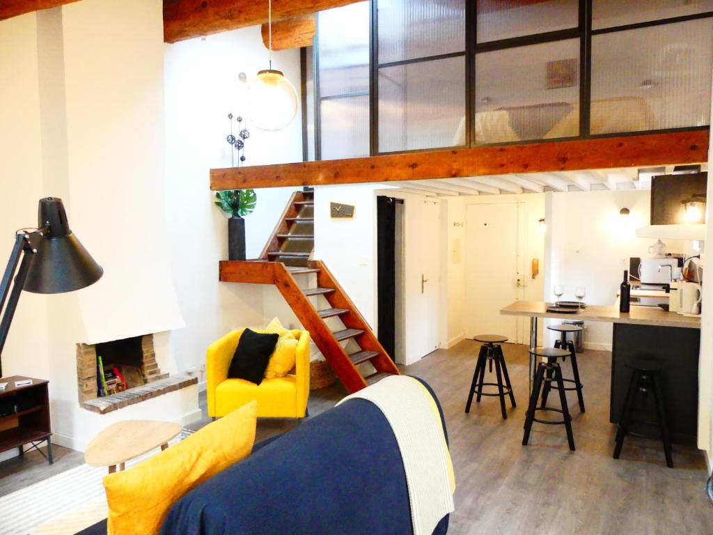 uma sala de estar e cozinha com um loft em Les Bernardines em Aix-en-Provence