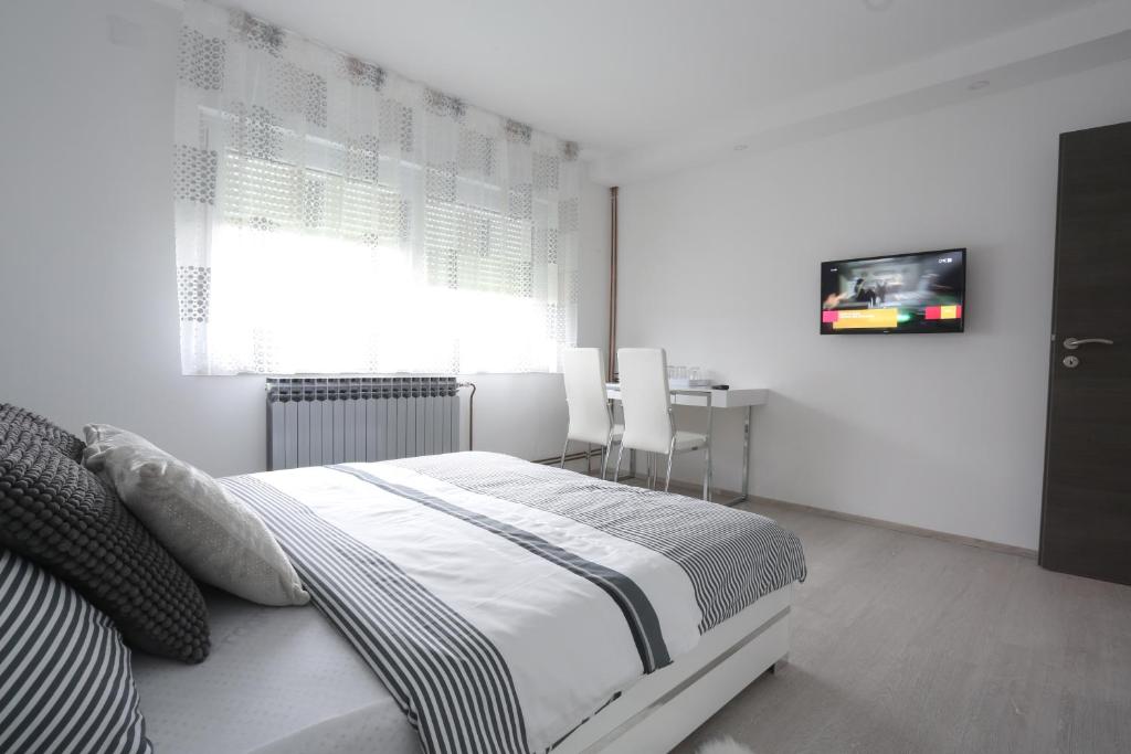 Televízia a/alebo spoločenská miestnosť v ubytovaní Imperium Rooms Zagreb Airport
