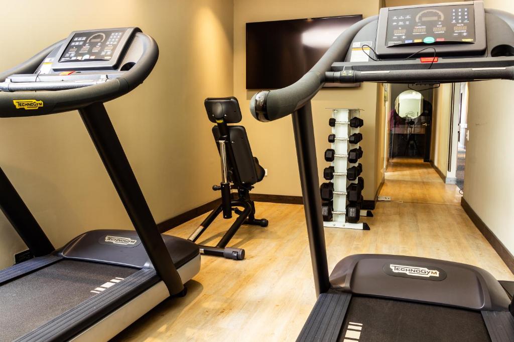 Fitness centrum a/nebo fitness zařízení v ubytování Hotel F25