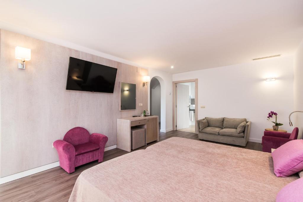 A television and/or entertainment centre at Hotel Baviera