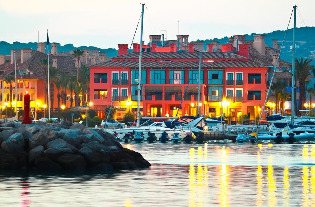 un port de plaisance avec des bateaux dans l'eau et des bâtiments dans l'établissement Hotel Mim Sotogrande Club Maritimo, à Sotogrande