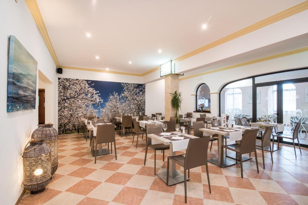 A seating area at Hotel Baviera