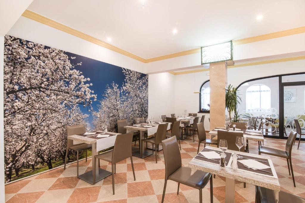 A seating area at Hotel Baviera