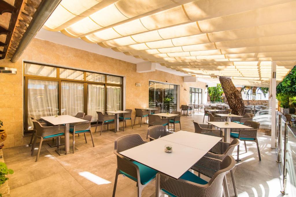 A restaurant or other place to eat at Hotel Baviera