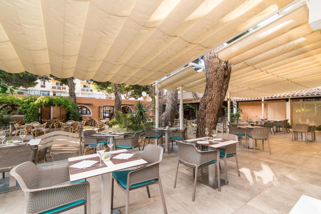A restaurant or other place to eat at Hotel Baviera
