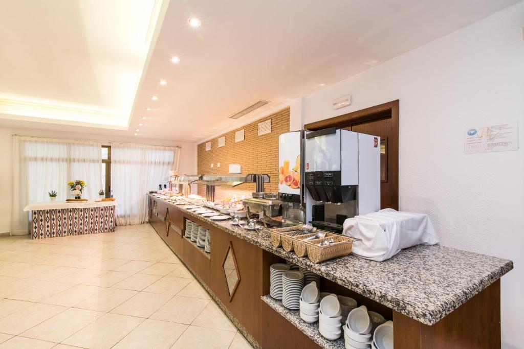 A kitchen or kitchenette at Hotel Baviera