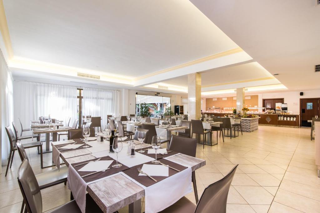 A restaurant or other place to eat at Hotel Baviera