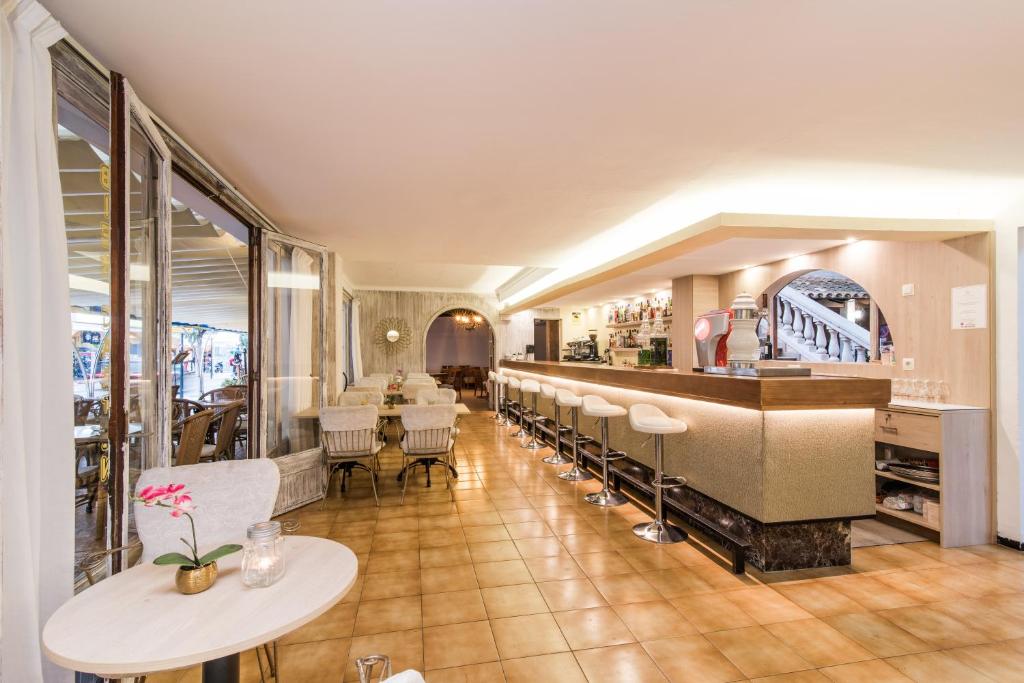 A seating area at Hotel Baviera