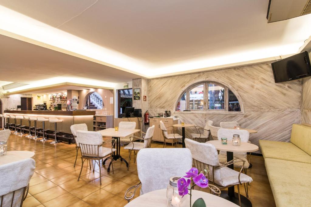 A seating area at Hotel Baviera