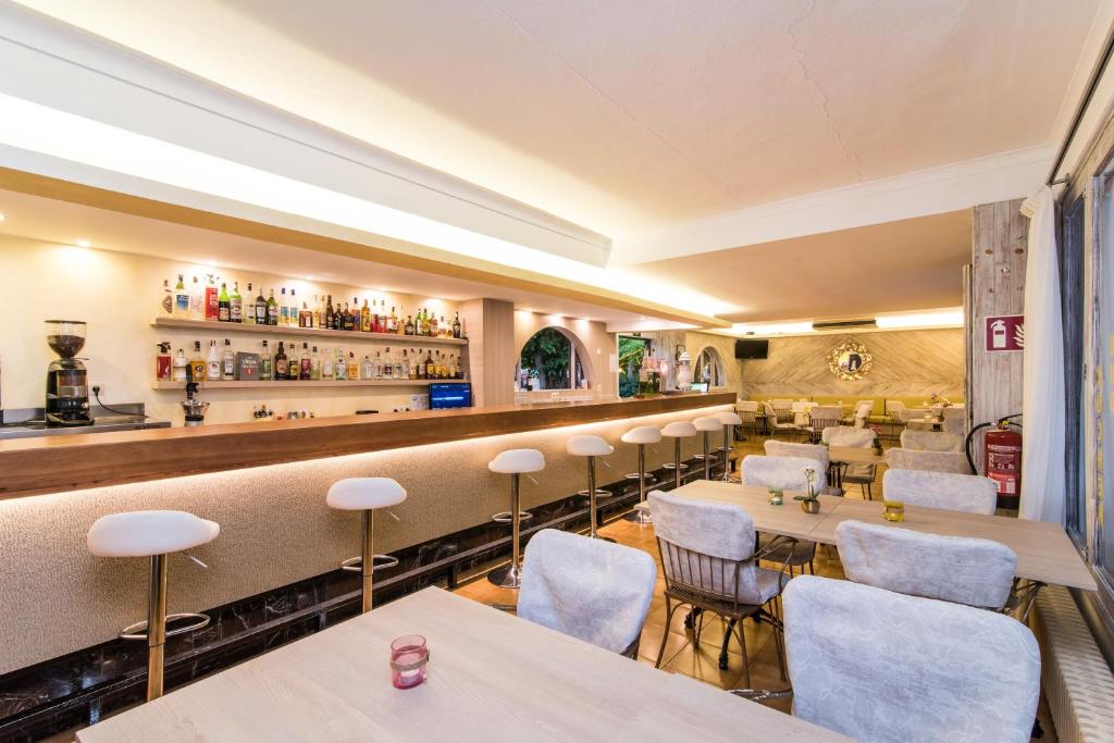 The lounge or bar area at Hotel Baviera
