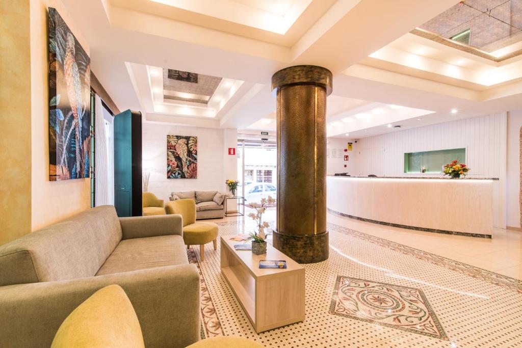 A seating area at Hotel Baviera