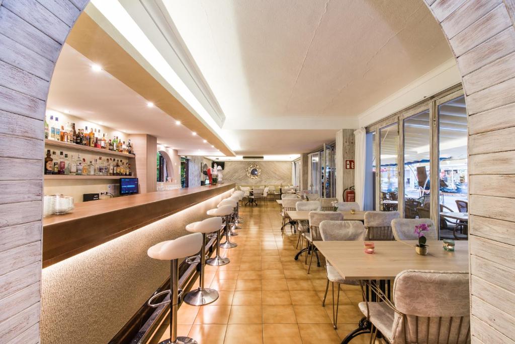 A seating area at Hotel Baviera