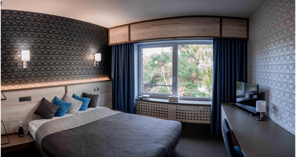 une chambre d'hôtel avec un lit et une fenêtre dans l'établissement Exclusive Pension Vista Mlada Boleslav, à Bradlec