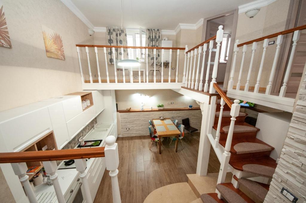 uma escada numa casa com uma mesa e uma cozinha em Daniela House 4 em Anzio