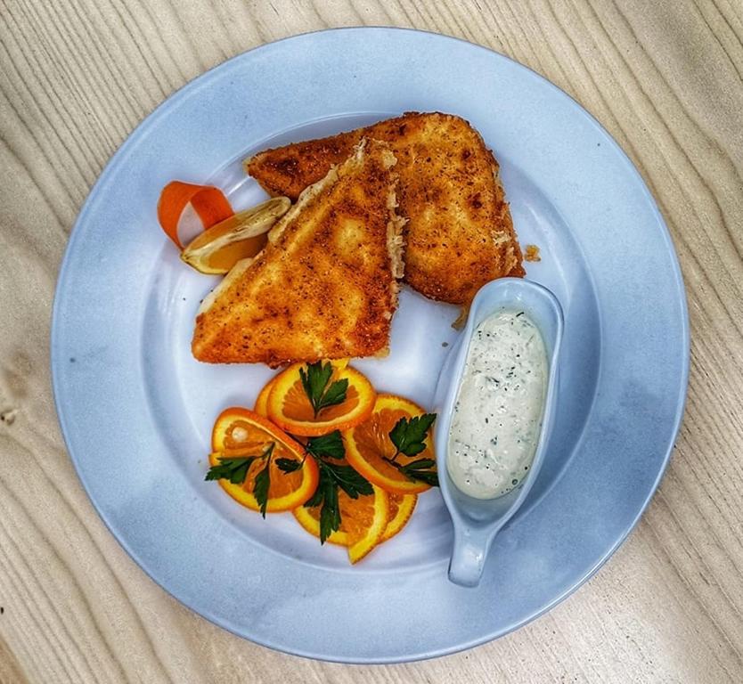 Makanan di atau di tempat lain dekat hotel