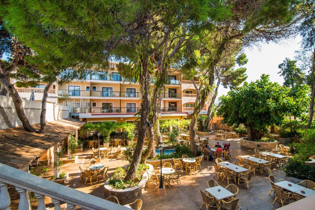 A garden outside Hotel Baviera
