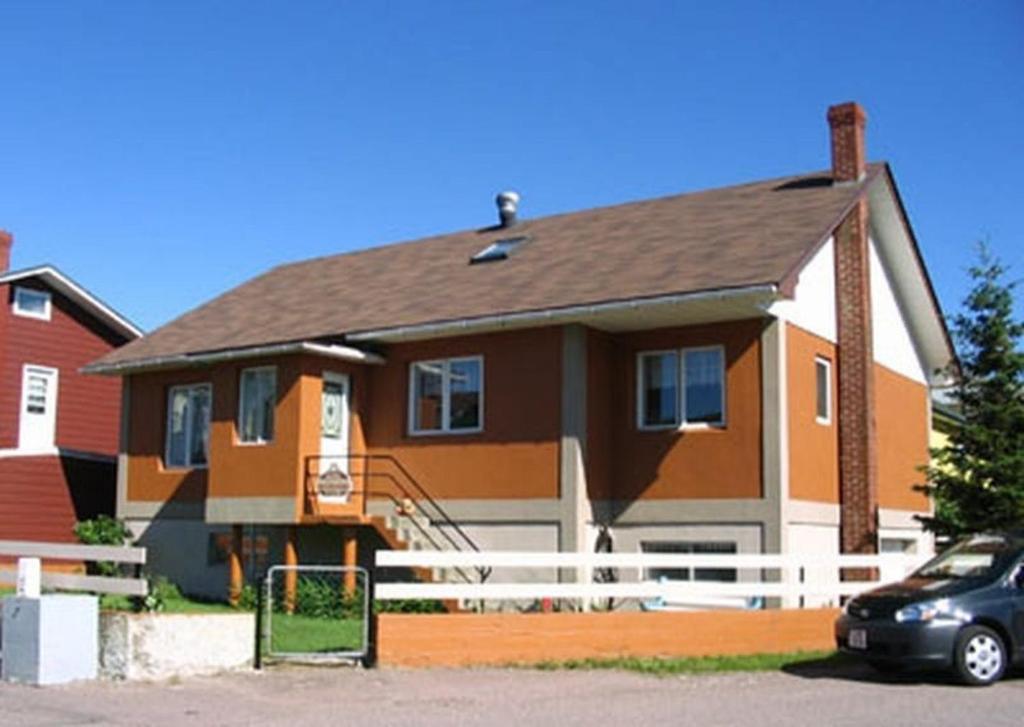 ein Haus mit einem davor geparkt in der Unterkunft Pension B&B Dodeman in Saint-Pierre