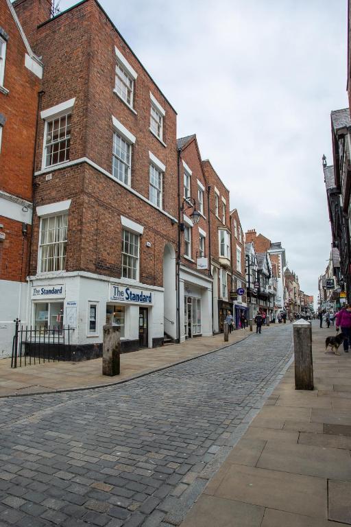 Most central luxury apartment - sleeps 4 & FREE parking! - Two-Bedroom Apartment