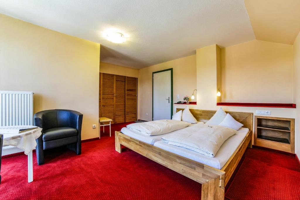 Postel nebo postele na pokoji v ubytování Kneipp-Kurhotel Emilie