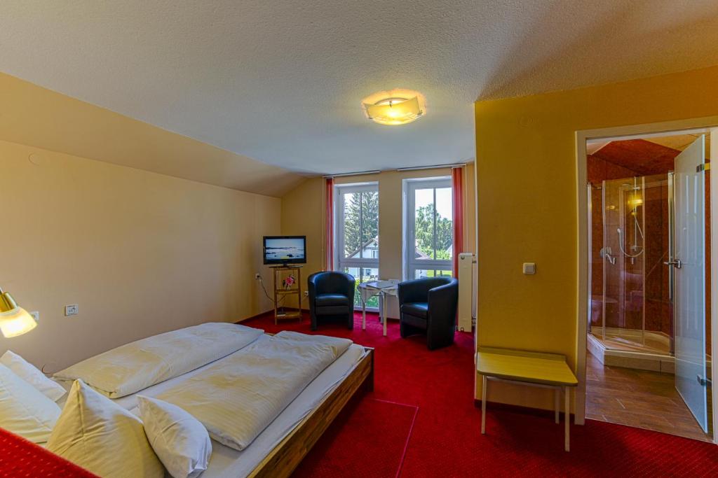 Postel nebo postele na pokoji v ubytování Kneipp-Kurhotel Emilie