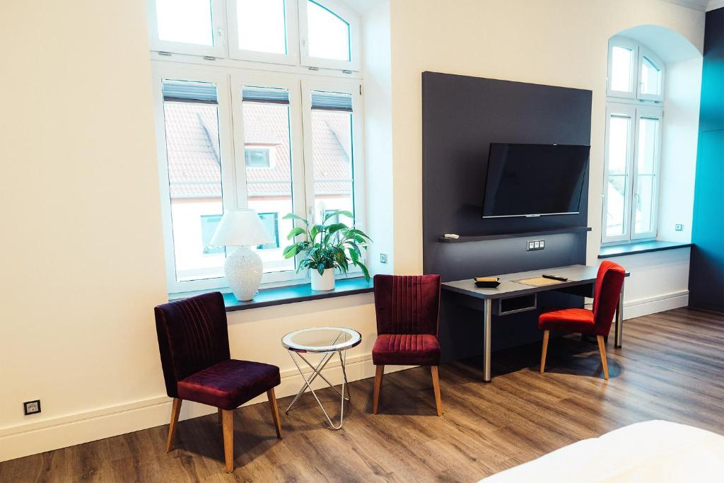 TV a/nebo společenská místnost v ubytování Hotel - Pension & Gaststätte "Alter König"