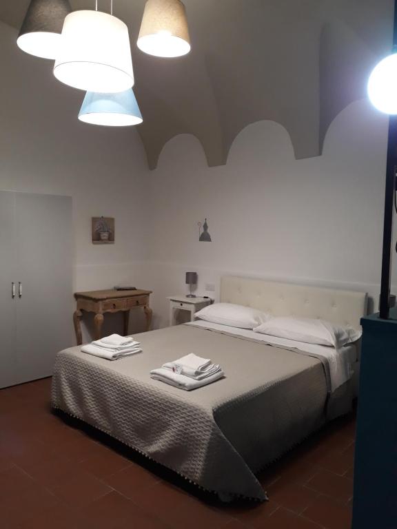 1 dormitorio con 1 cama con 2 toallas en Toledo 413 old town, en Nápoles