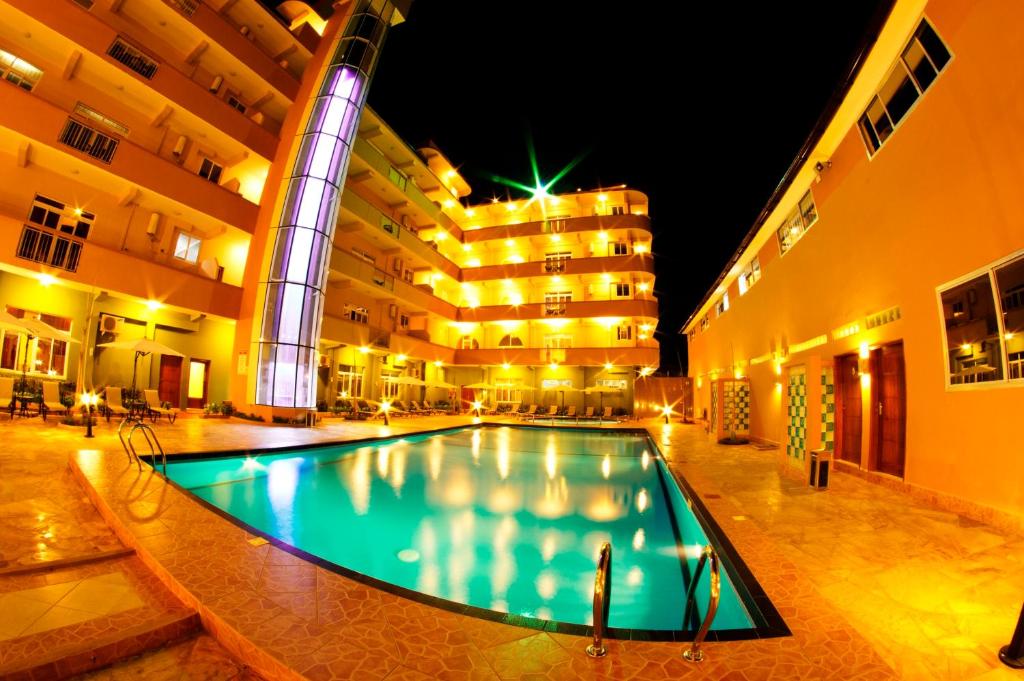 una piscina frente a un edificio por la noche en Seascape Hotel, en Dar es Salaam