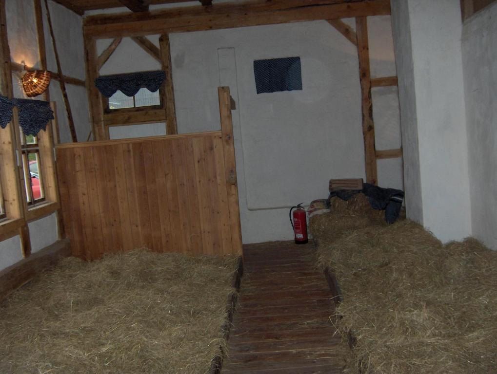 Scheune mit Heu, Tür und Fenster in der Unterkunft Heuhof-Breitau Heulager in Sontra